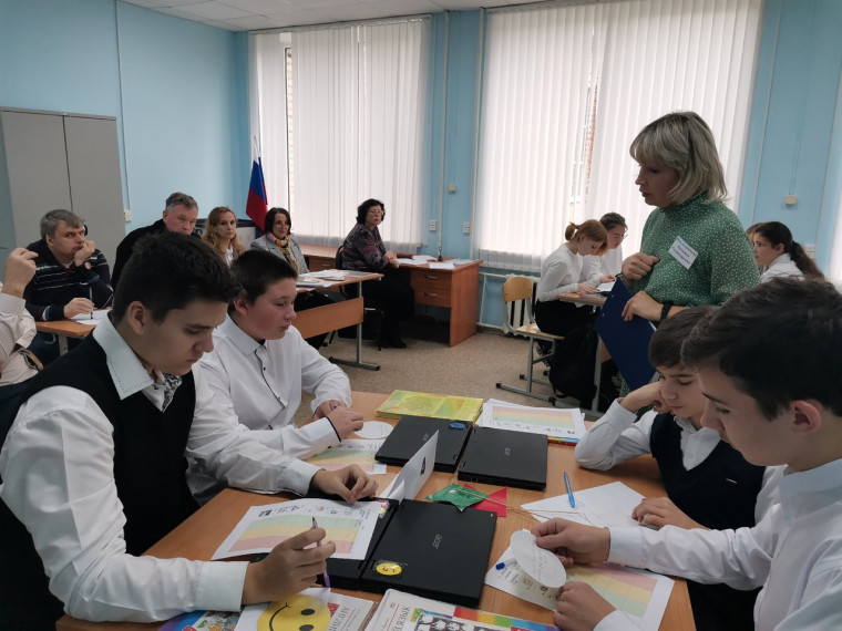 19 октября 2023года на базе МБОУ Стаевской СОШ педагоги школы провели открытые уроки в рамках регионального проекта «Школа роста» конкурса «Современный урок»..